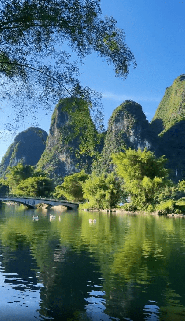 遇山芗舍:夏天的桂林山水带着蓝天白云，画中行走，美呆了