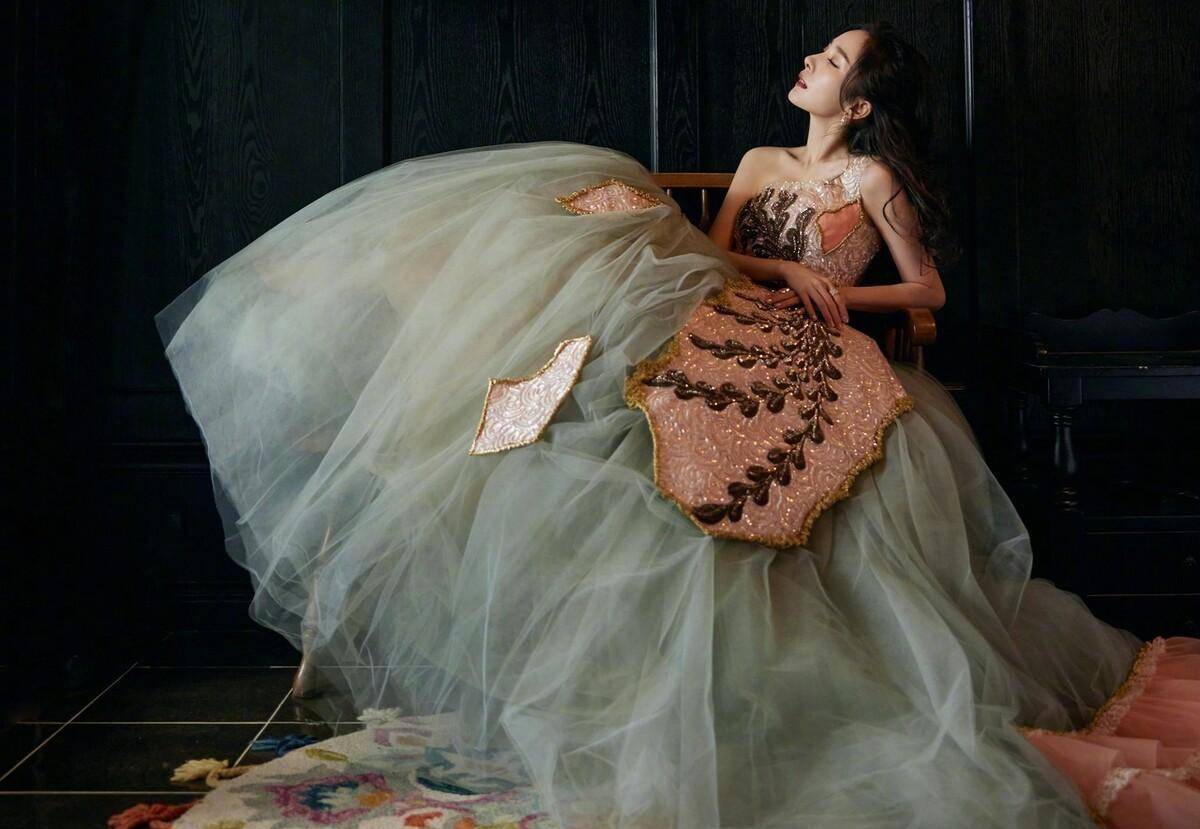 原创杨幂大裙摆礼服写真又是你没有看的样子确定不看看吗