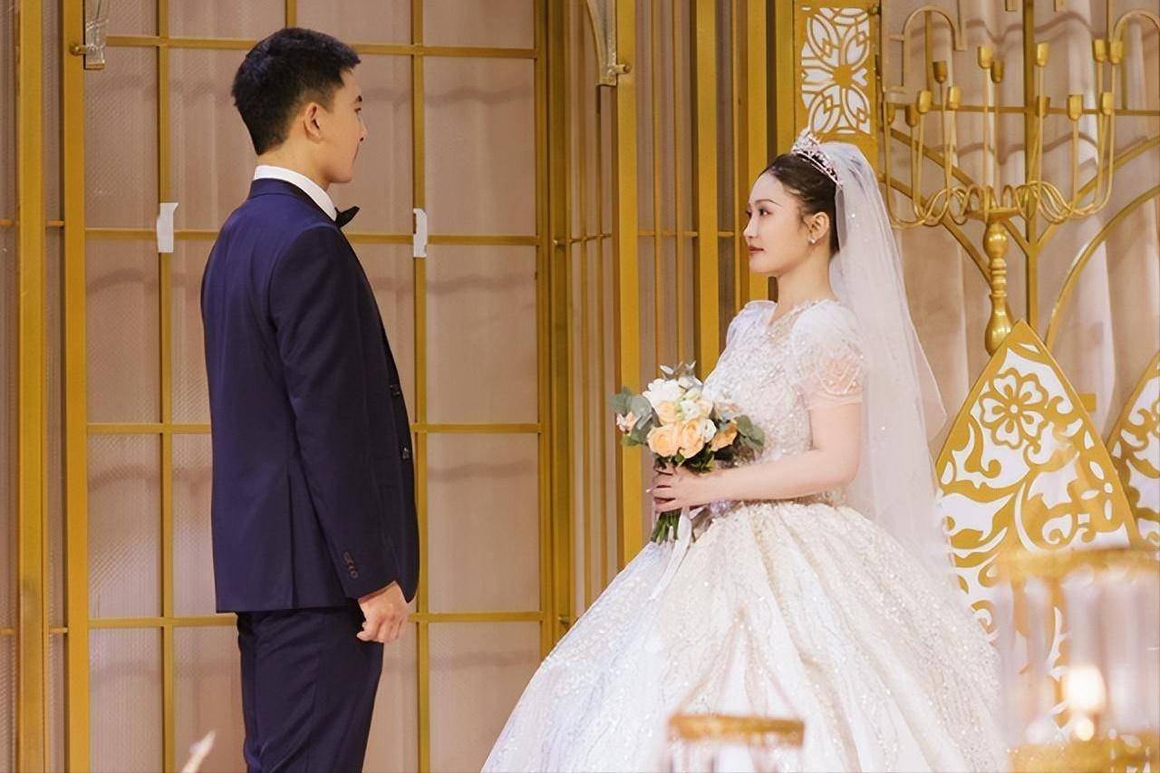 原创王威官宣结婚喜讯好友杨幂送上祝福娇妻颜值高气质佳