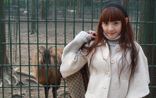 夏筠妍喜欢唱深情老歌,很多人都说和她的清纯外表,有点格格不入