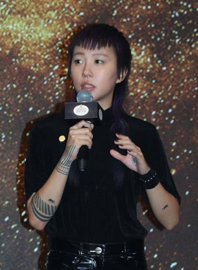 窦靖童全黑造型帅气满分"鲶鱼头"夺人眼球_黑色_发型_王菲