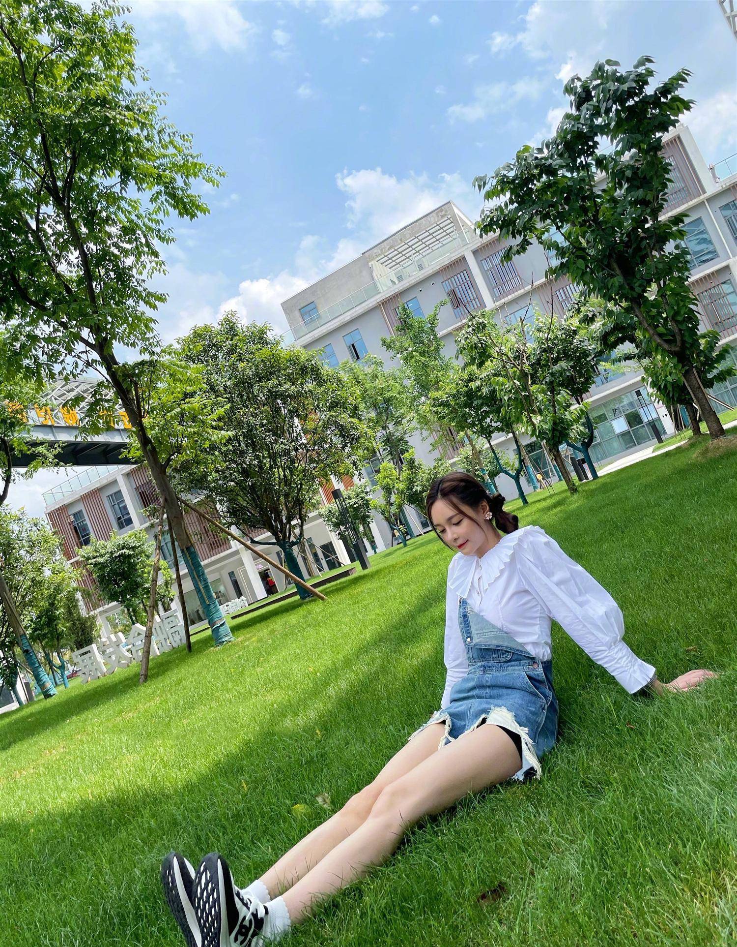 沈梦辰露台秀大长腿够拼,穿恨天高珍珠鞋搭破洞牛仔裤,霸气撩人_身材