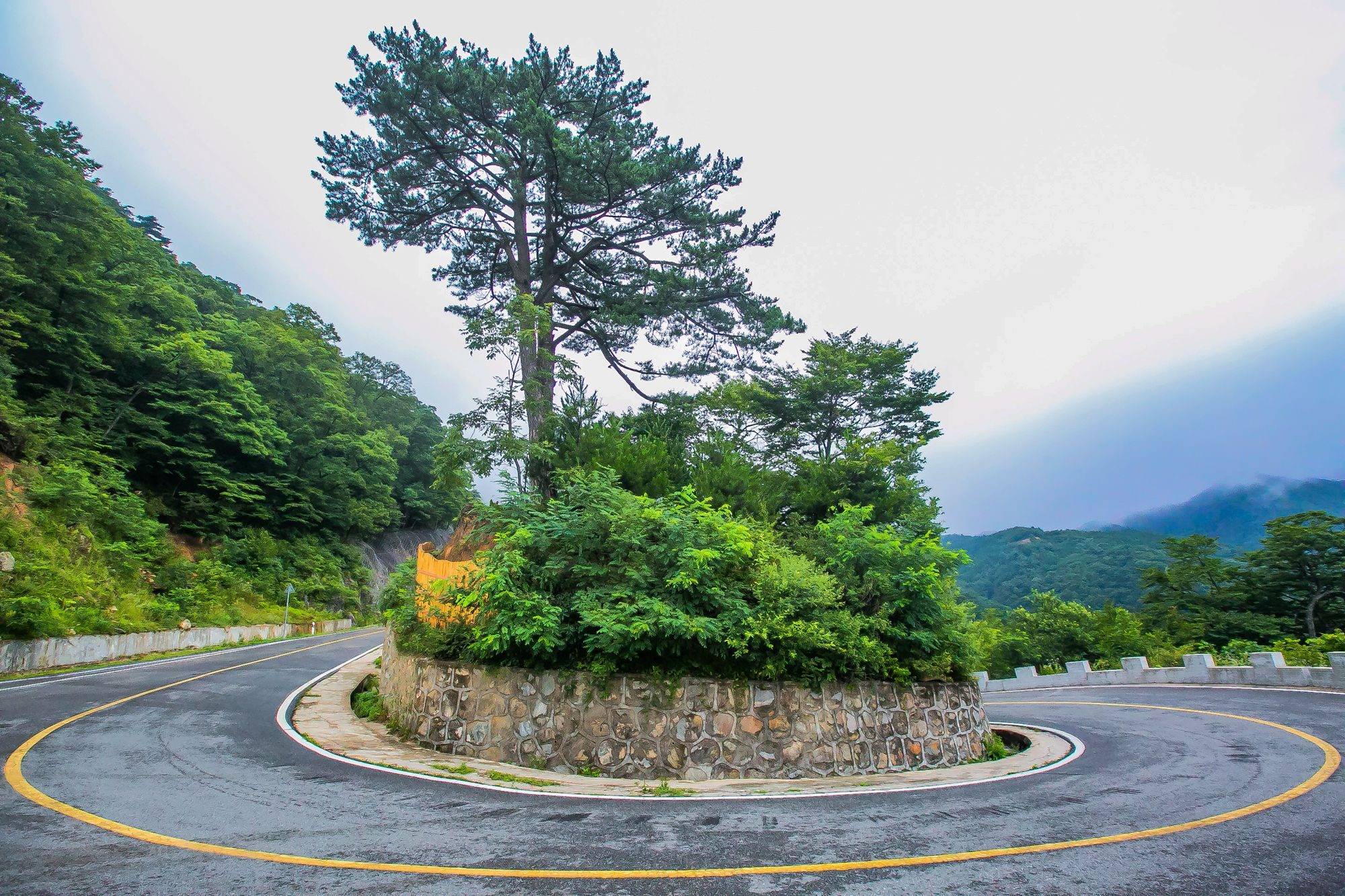 安徽六安红岭公路马鬃岭段，从高空俯瞰，公路百转千回，如入仙境