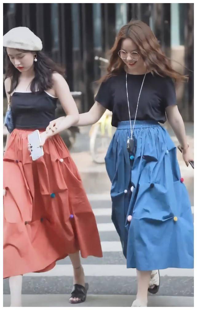 身高相差3cm闺蜜穿同款"泡泡糖裙",腿长一样,瘦的赢了_姐姐_大卫亚