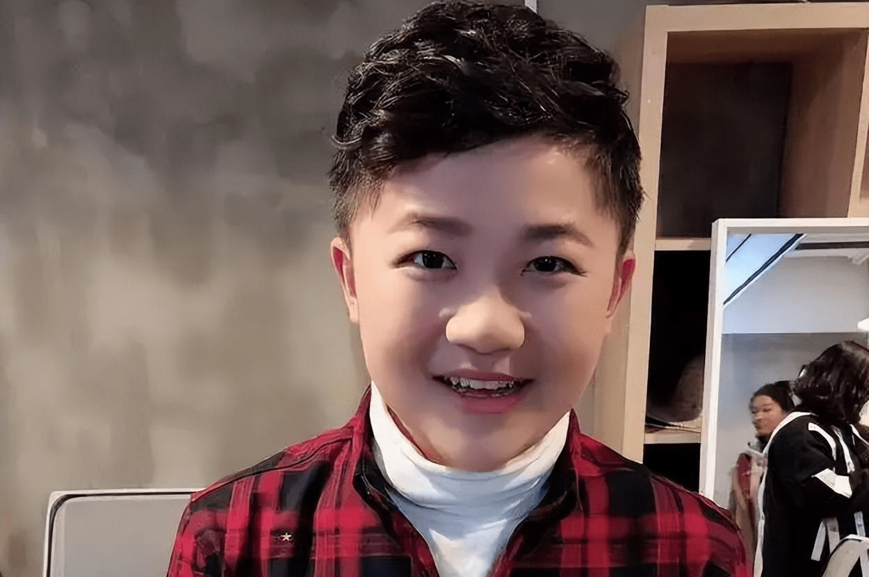 贾云哲:曾出演马伊琍的"儿子",为长高打激素,23岁看着像10岁_嘉云哲