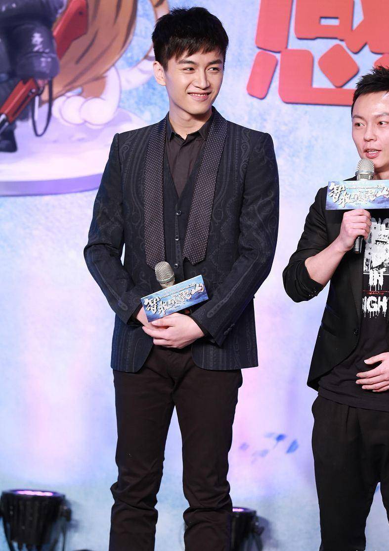 陈晓"胡茬"造型还挺帅,黑色穿搭衬托出时尚魅力,帅气又迷人_服装_男士