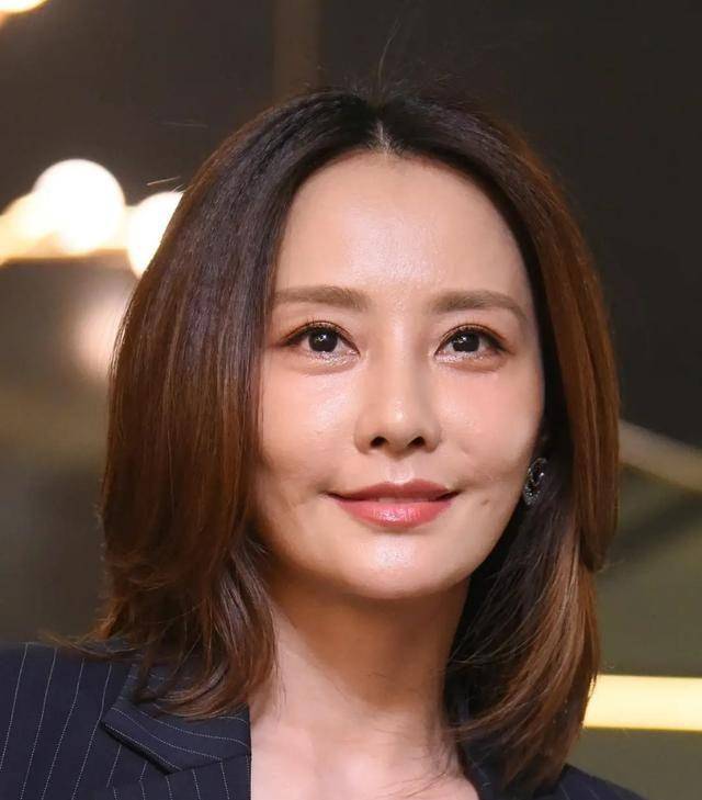 她是吴奇隆前妻,40多岁穿西装气场强大,颜值却不如从前_马雅舒_条纹