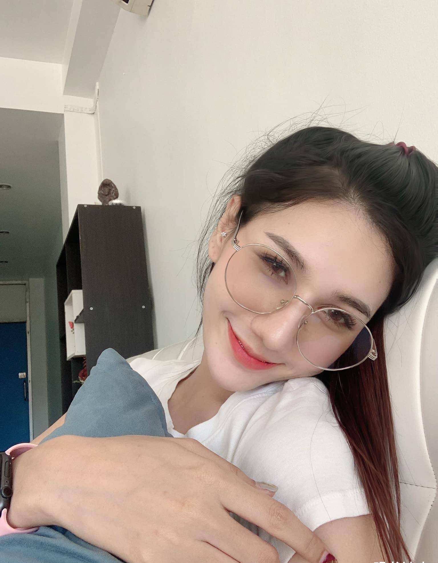 拳击赛举牌模特的生活照,有颜值有身材的女人,各种穿搭风格都很美_美