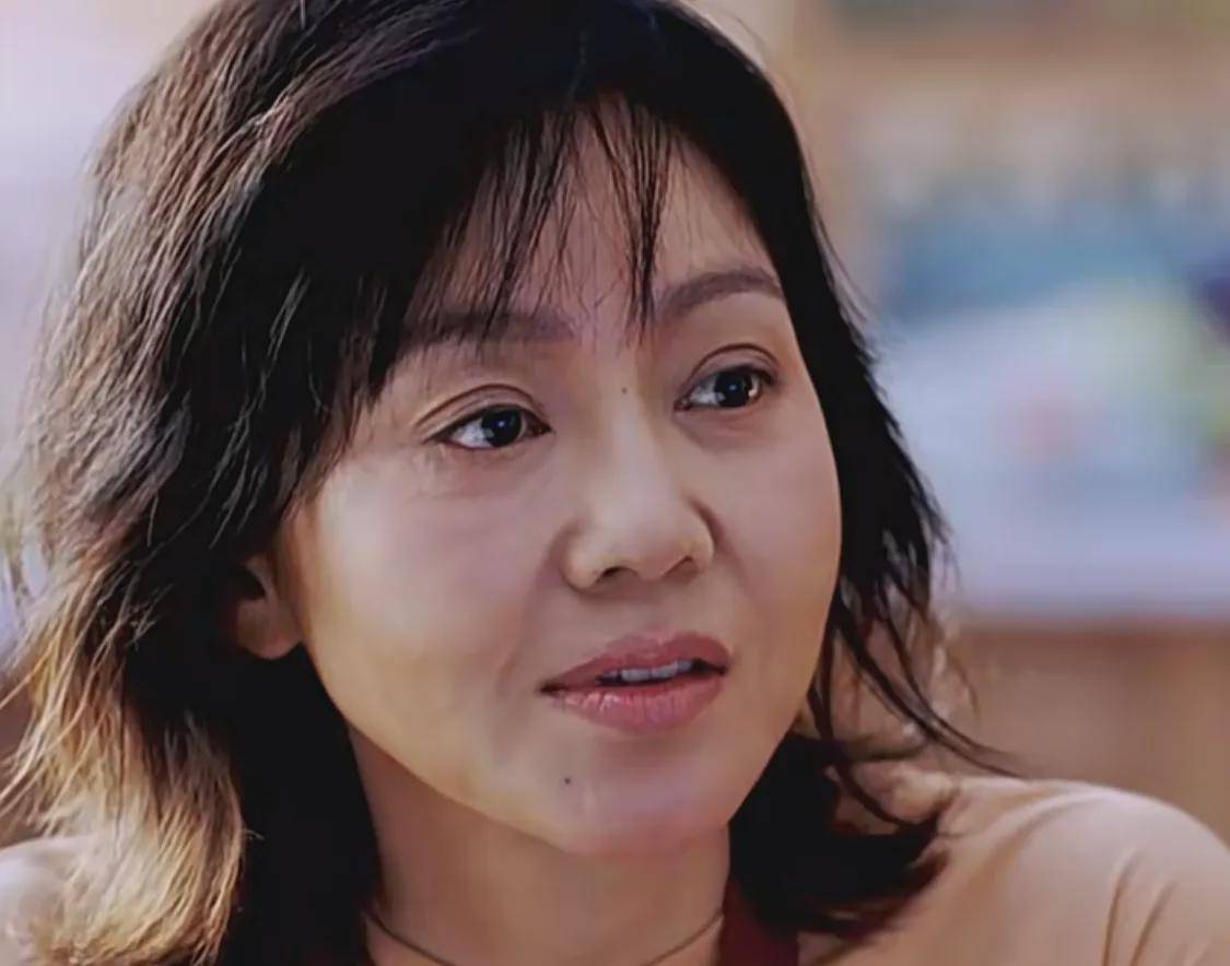 闫妮满脸皱纹素颜上阵,就是51岁的更年期女人,特别真实有共情!
