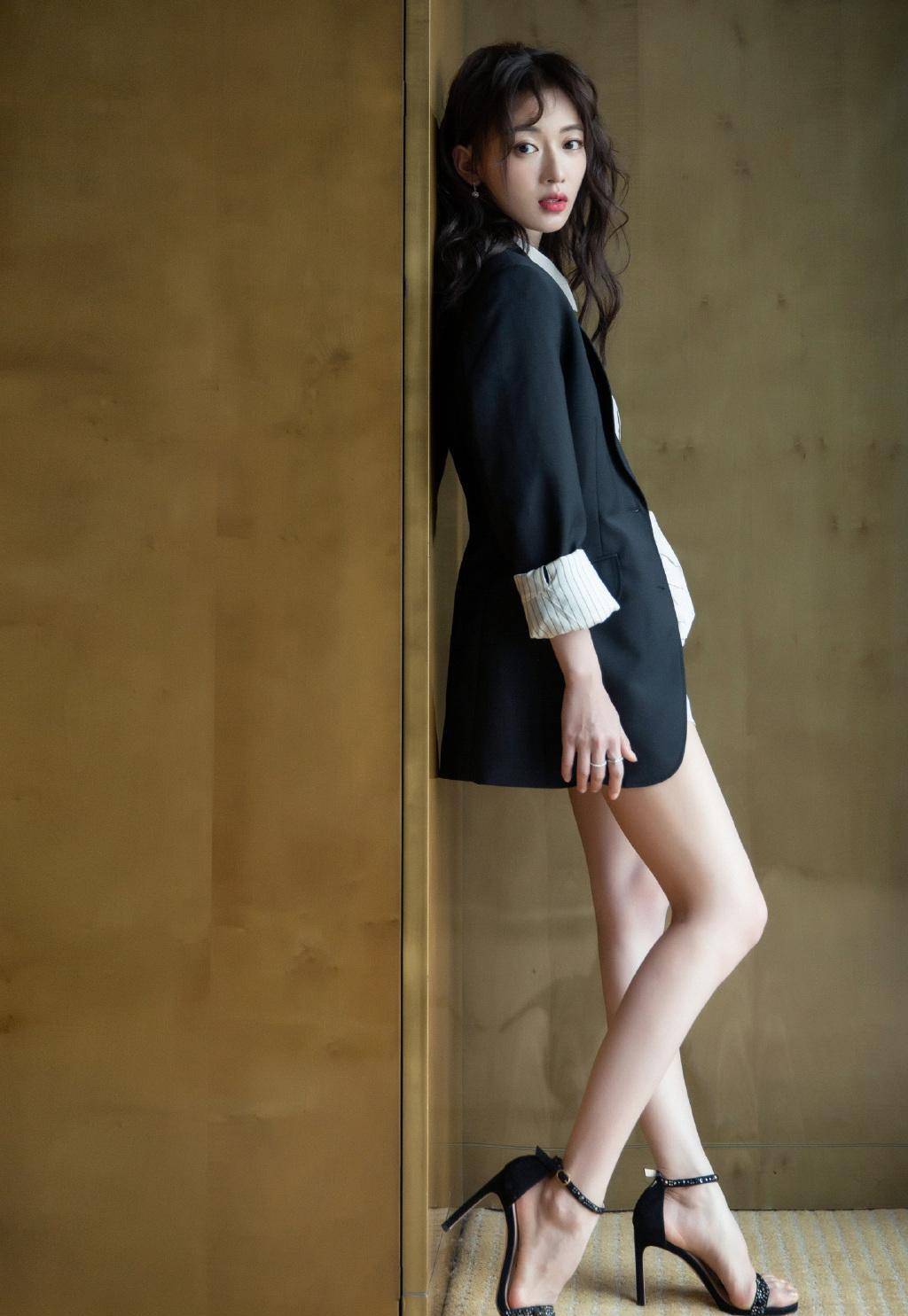 看了吴谨言才知道啥叫少女衬衫短裤配蝴蝶高跟鞋真不像30岁