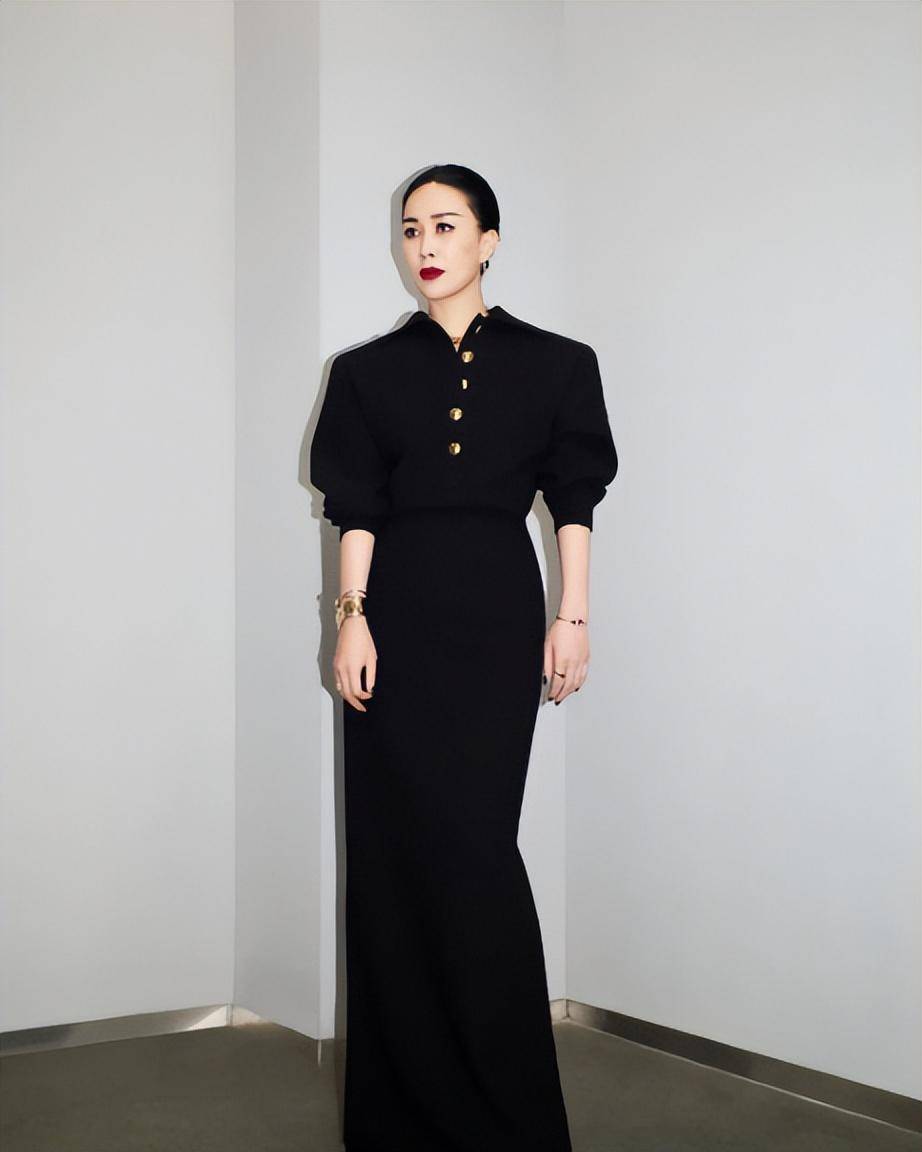 55岁那英穿黑丝秀美腿!化大浓妆气场全开,身材凹凸有致状态好