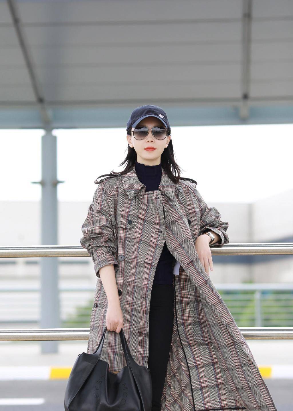 原创陈数不走优雅风也很吸睛穿军绿色风衣配9分裤帅得不像43岁