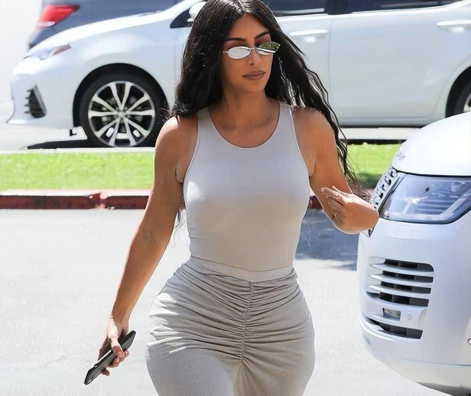 娶欧洲后裔的rapper孩子一般只剩个卷发,她们家本身就是暗白血统,基因