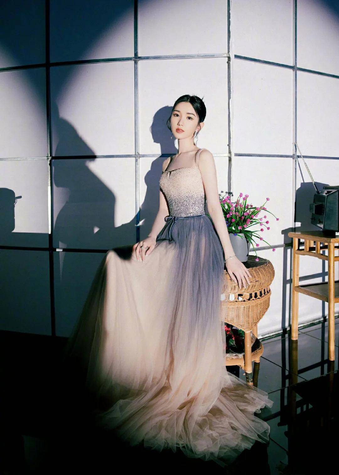 赵丽颖pk张含韵,中秋礼服,还是小赵更胜一筹_造型_晚会_女明星