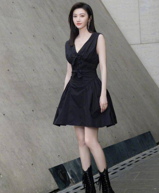 原创有一种清纯叫景甜穿草绿色吊带裙拍野餐大片对镜甜笑超美