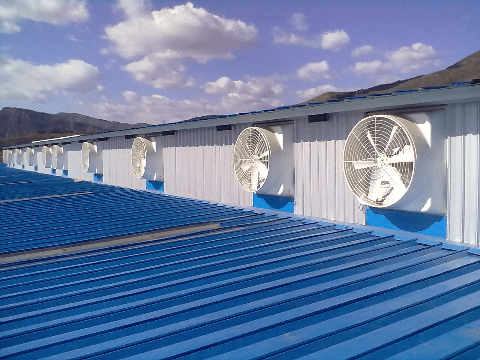 如果是钢结构厂房屋面,可以在屋面开孔安装怡帆机电玻璃钢屋顶风机