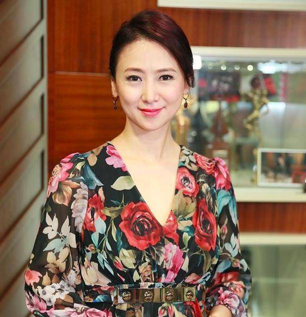 她是受人追捧的女星,古天乐曾"苦苦追求",今52岁仍美得不像话_翁虹_女