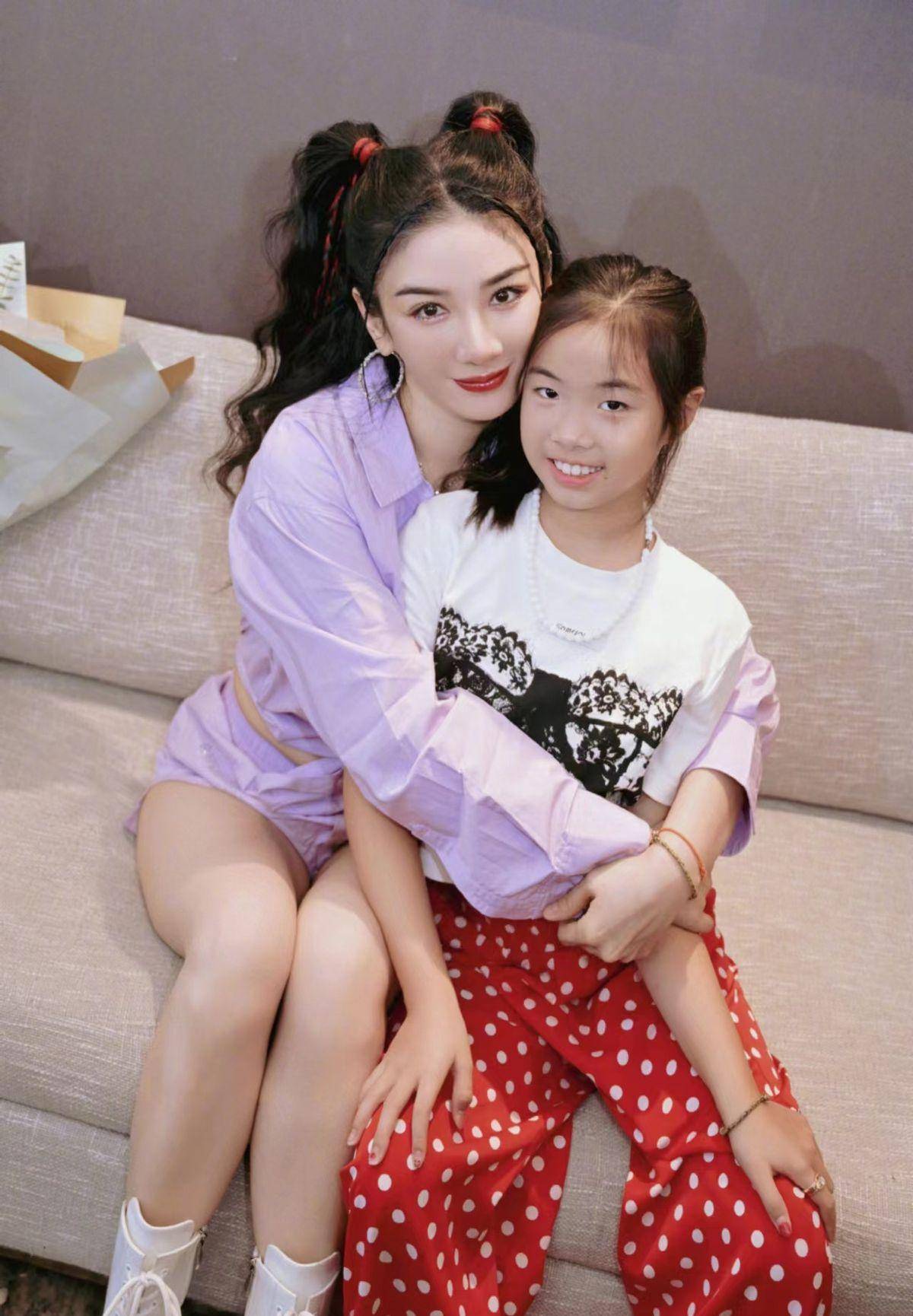 黄奕女儿真是人生赢家与众浪姐合影土味混搭太格格不入了