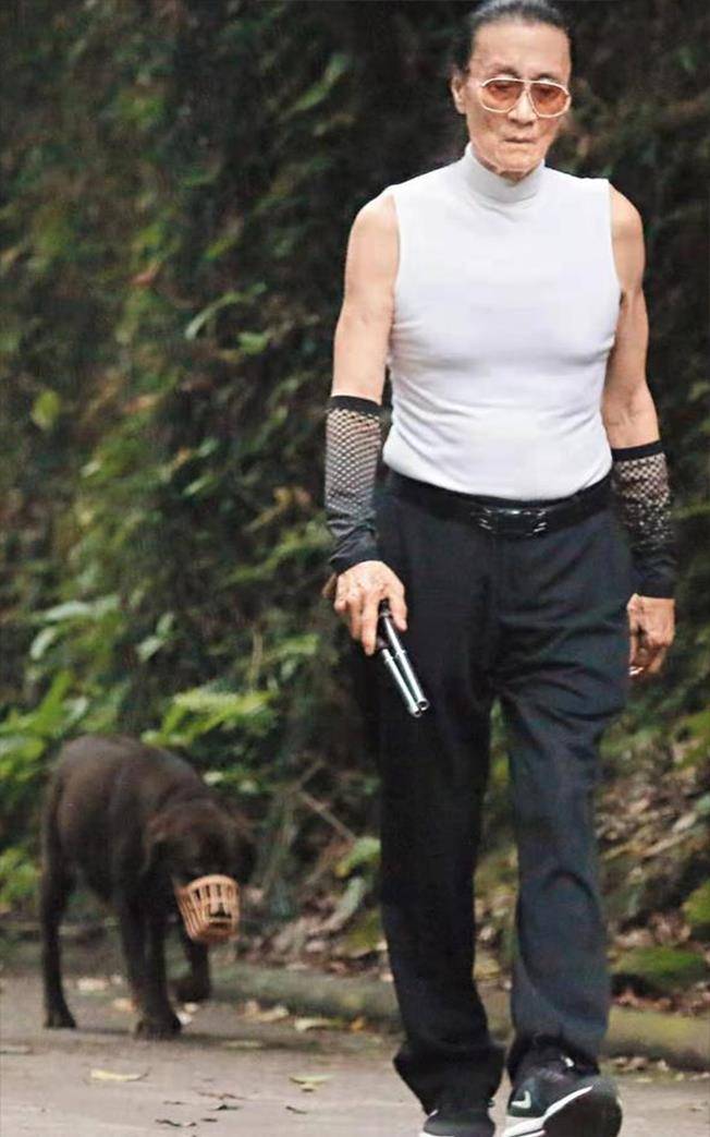 84岁的谢贤,时尚感依然保持良好,当爹当爷还不忘穿出时髦感_谢霆锋