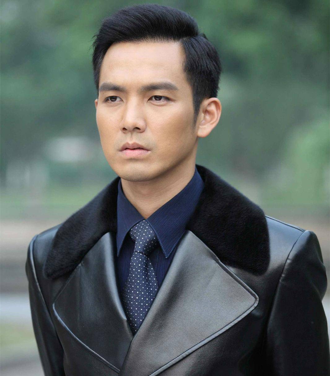 47岁钟汉良参加新综艺,脸部又肿又僵不自然,医美后遗症恐出现_明星