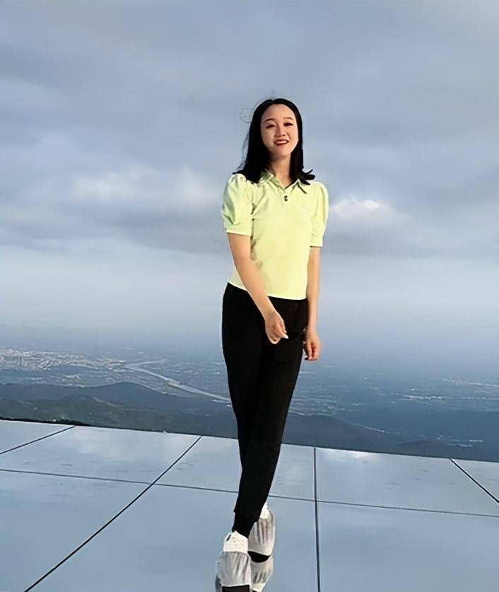 主持人周群在户外跳的好潇洒!穿紧身裤直腿狂舞_阿金_网友_视频