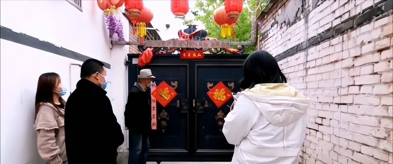 大衣哥家的门又被砸了!