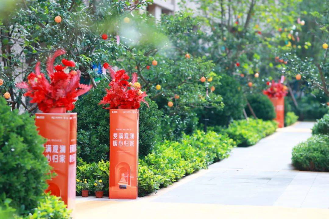 到微笑服务引导签到,工作人员仔细准备着每一项交房工作,绿地·观澜半