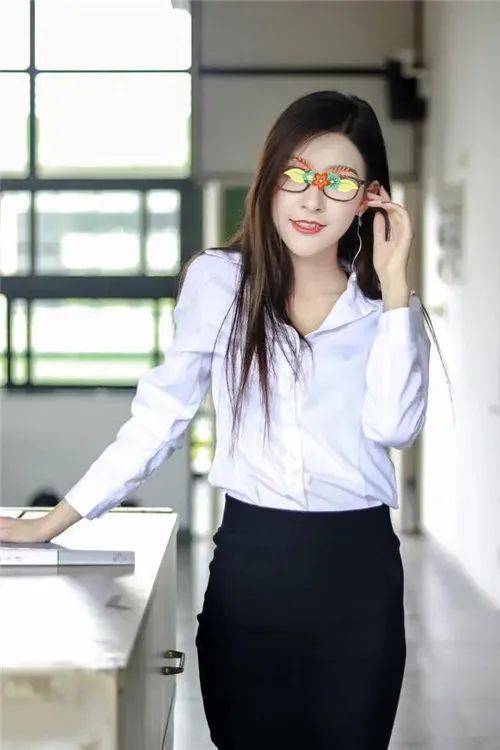 她也没脸做人了,可没想到的是,李小小的委曲求全并没有换得张图的隐瞒