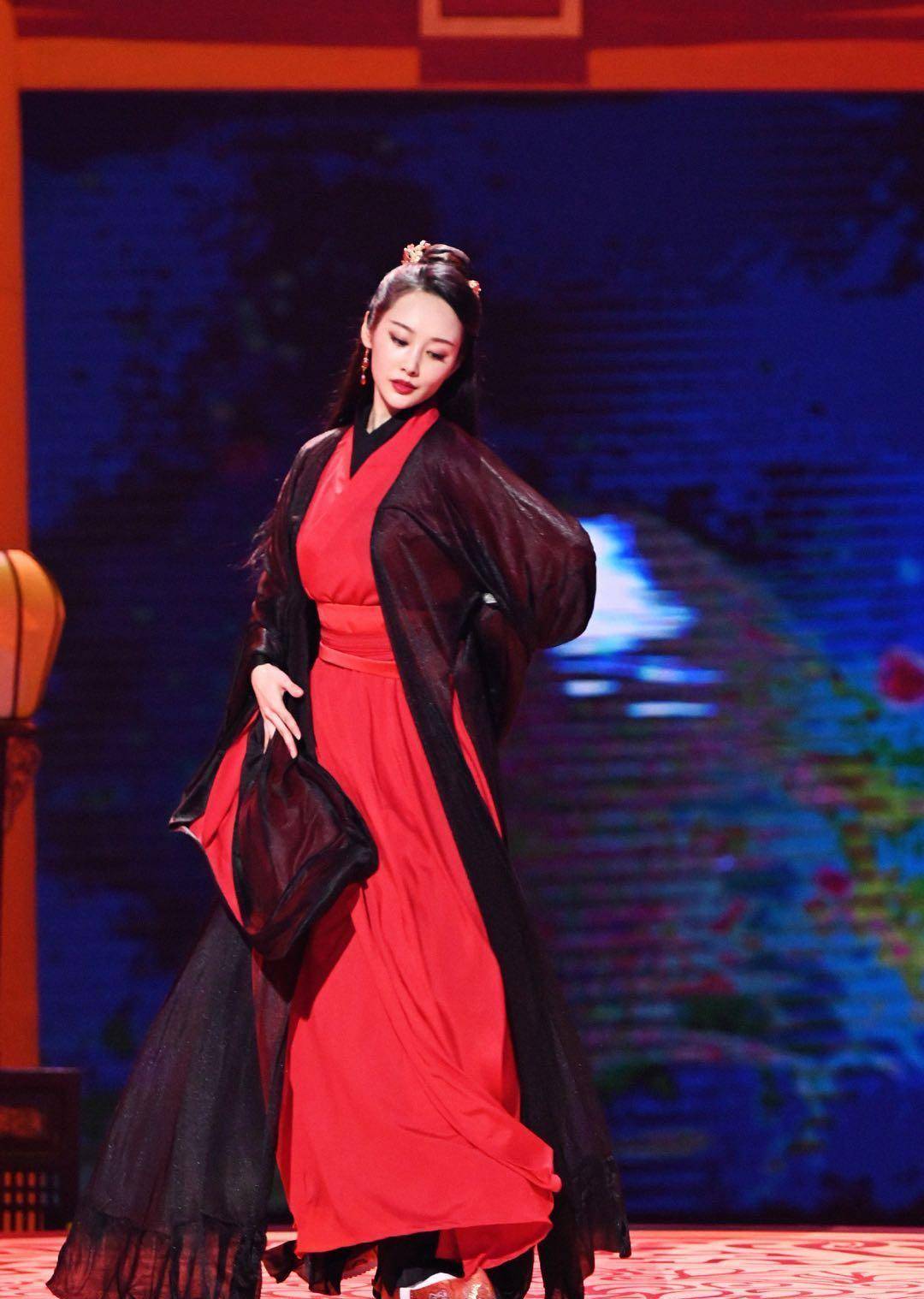 李纯真不愧是舞蹈演员出身,一身白色露背西服,尽显优雅气质_时尚_身材