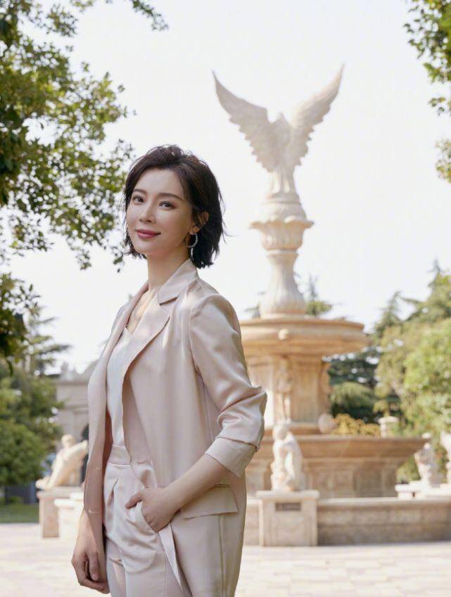 原创陈数诠释西装风适合职场人士的穿搭一周不重复也没问题