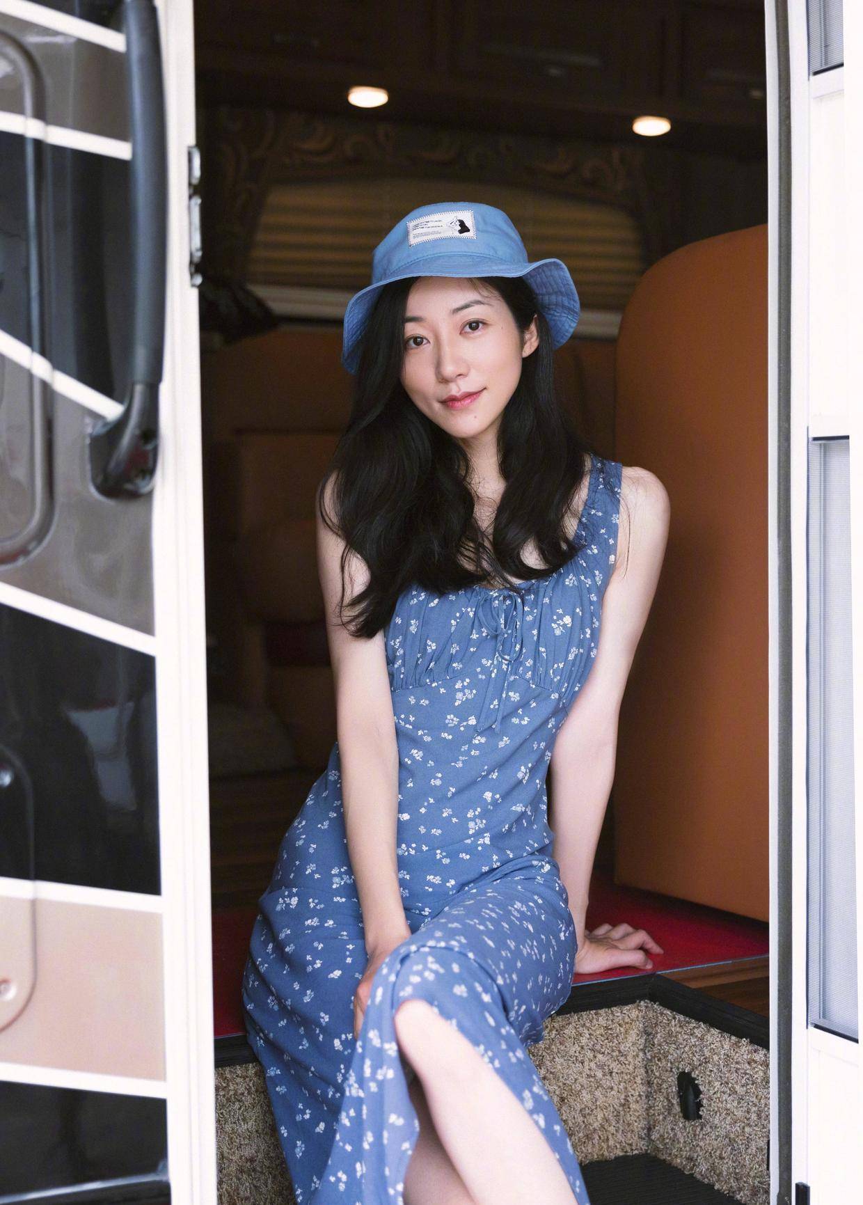 38岁韩雪穿露肩连衣裙太给力,细腰长腿明显,胯宽缺点也不见了_红色