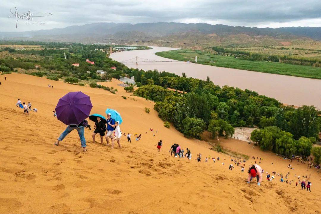 黄河边的鸣沙山，就算是雨天也这么热闹，可见沙坡头确实魅力无限