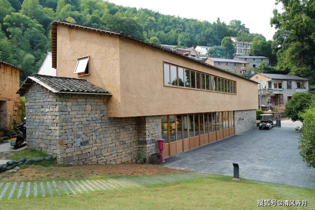 不需要大力夯筑就可以做出夯土墙的涂料夯土漆装饰外墙,隔壁邻居都