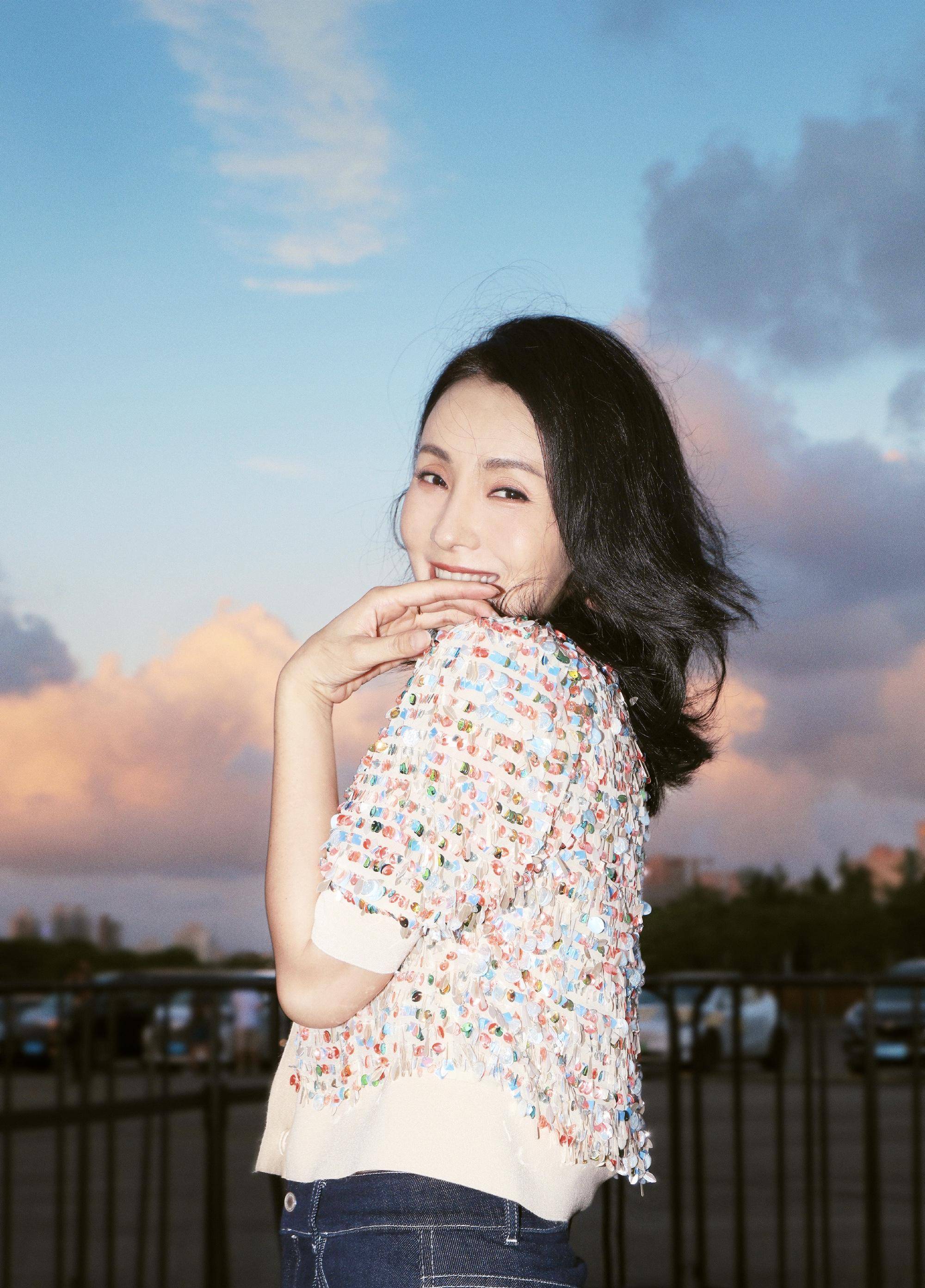 小陶虹奶奶衫穿得真年轻,奔五一点看不出来_亮片_气质_活动