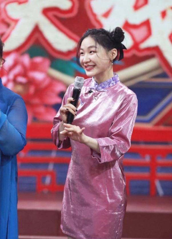 原创金靖的身材正流行115斤穿露肩绿裙气质十足美成微胖界典范