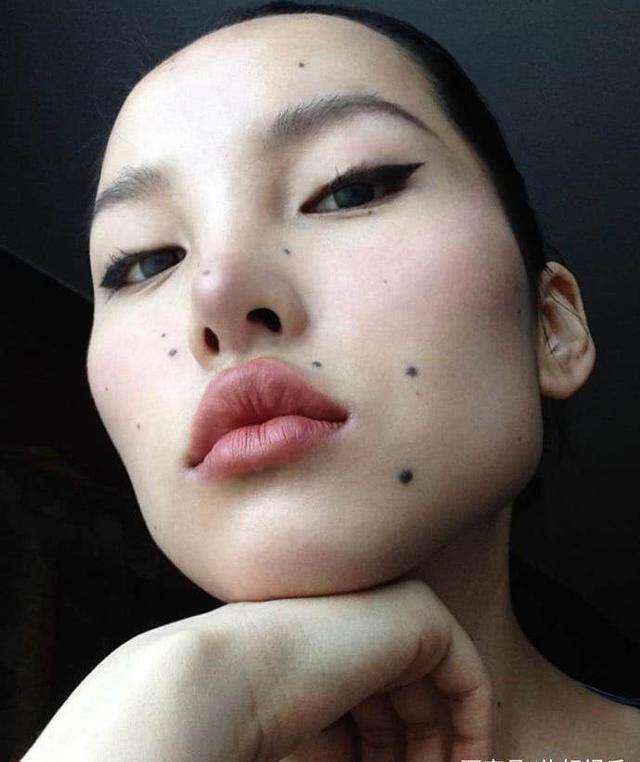 除了五官奇特之外,tsunaina脸上还有许多痣,这也是非常特别的样貌特征