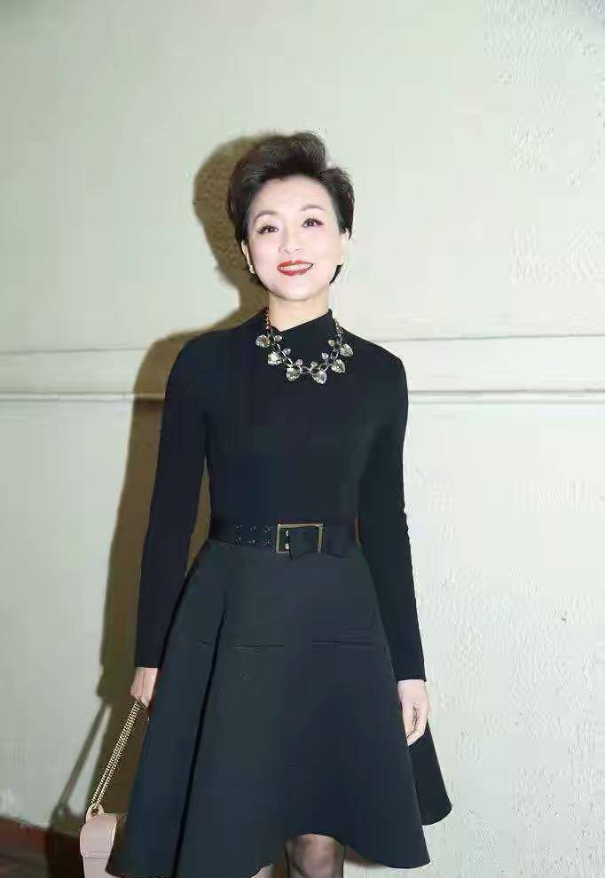 杨澜身材美丽的真好,穿黑色连衣裙现身活动,完全看不出已经52岁
