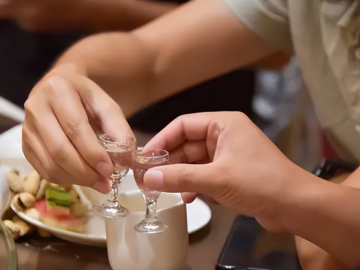 上文中刚刚也有提到,现在的白酒市场很复杂,所以要想喝得放心,可以