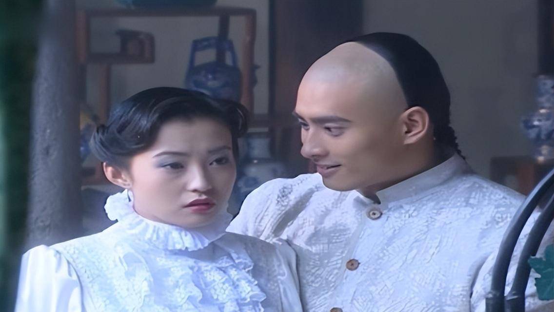 他还是《少年黄飞鸿》中的纳兰康,虽然一身白衣很是帅气,但却是十足的