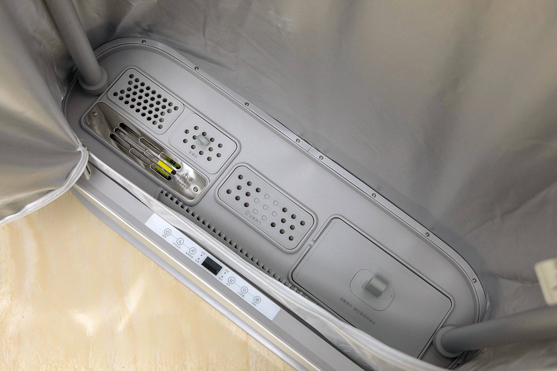 舒乐氏“全自动挂烫机”:能除皱,会烘干,家中衣物轻松护理