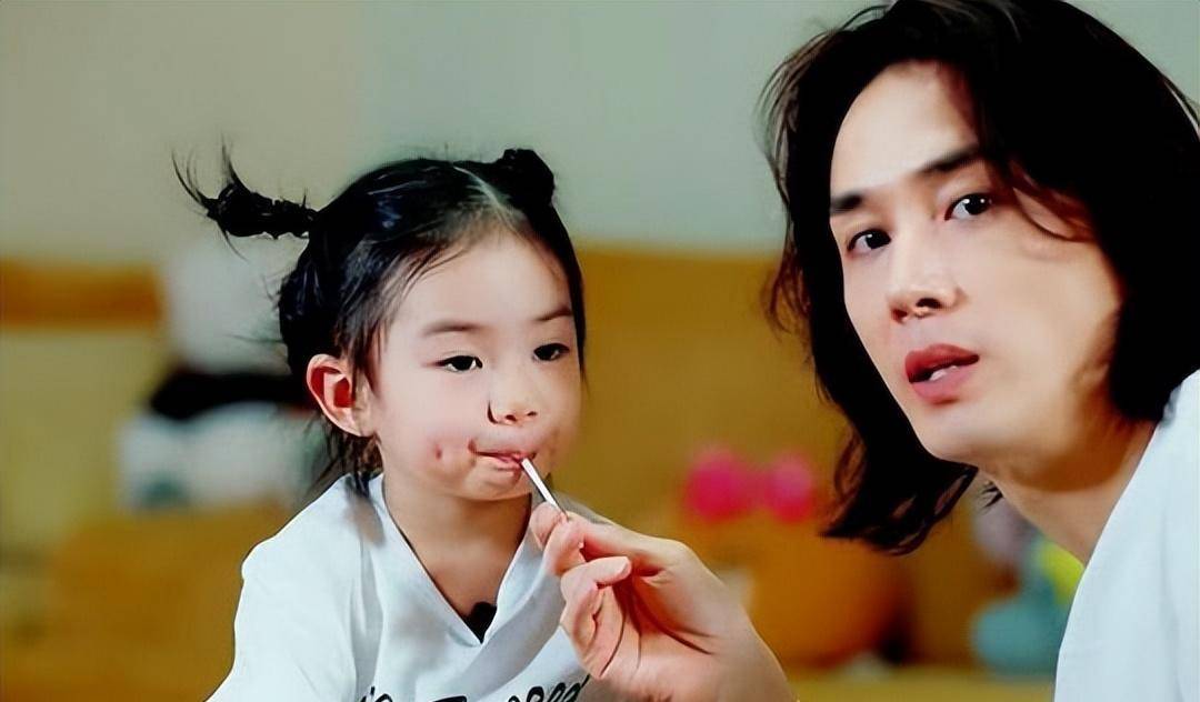 "超级奶爸"李承铉:全职带娃6年身患抑郁,却被质疑"软饭男"_戚薇_孩子