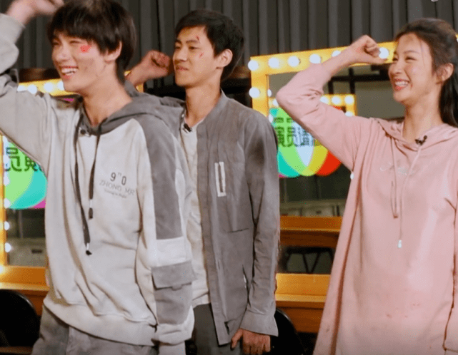 演员2:王楚然"带伤"跳舞,镜头向下看清她小腿,太出戏了_丁程鑫_时候