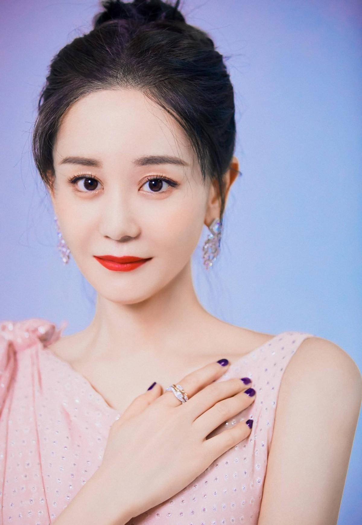 原创海陆的苦情脸太吃亏了穿大红色长裙亮相看着一点也不喜庆