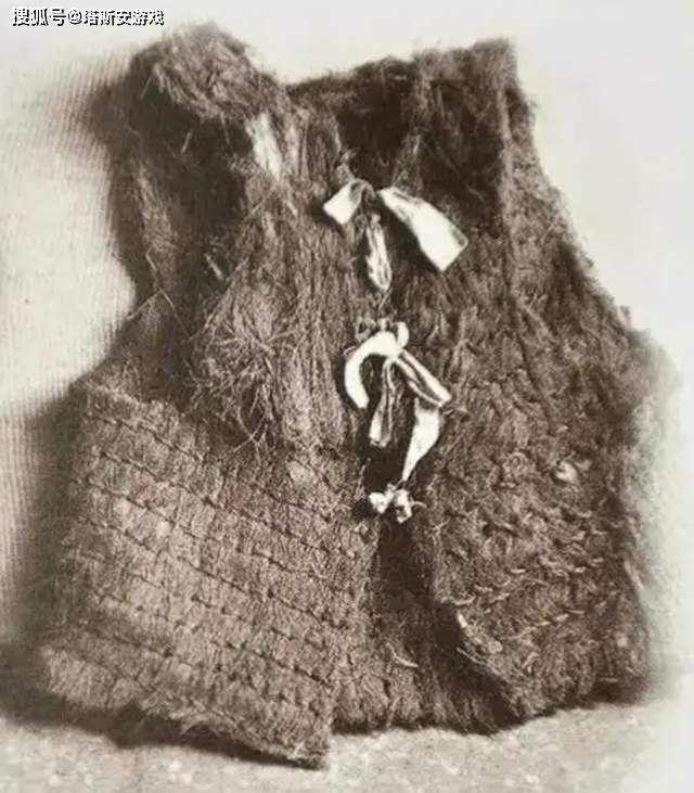 4,茅草背心这种军服的上衣,模仿"中山式"服装样式设计,领子两侧分别带