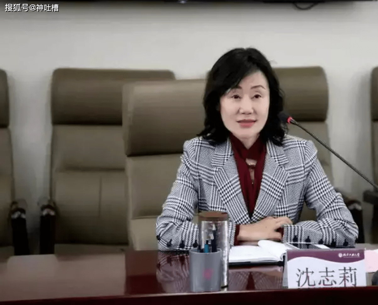 落马女贪官花450万美容!