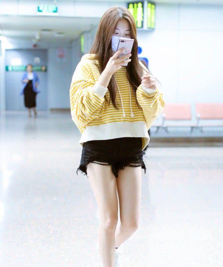 杨超越为秀腿也是拼了,使劲甩腿却把鞋带甩飞,好好走路不行吗?