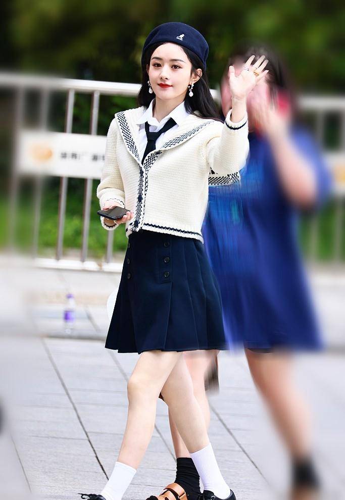 赵丽颖分手后状态真好,穿衬衫配百褶裙减龄又洋气,比高中生还美_整体