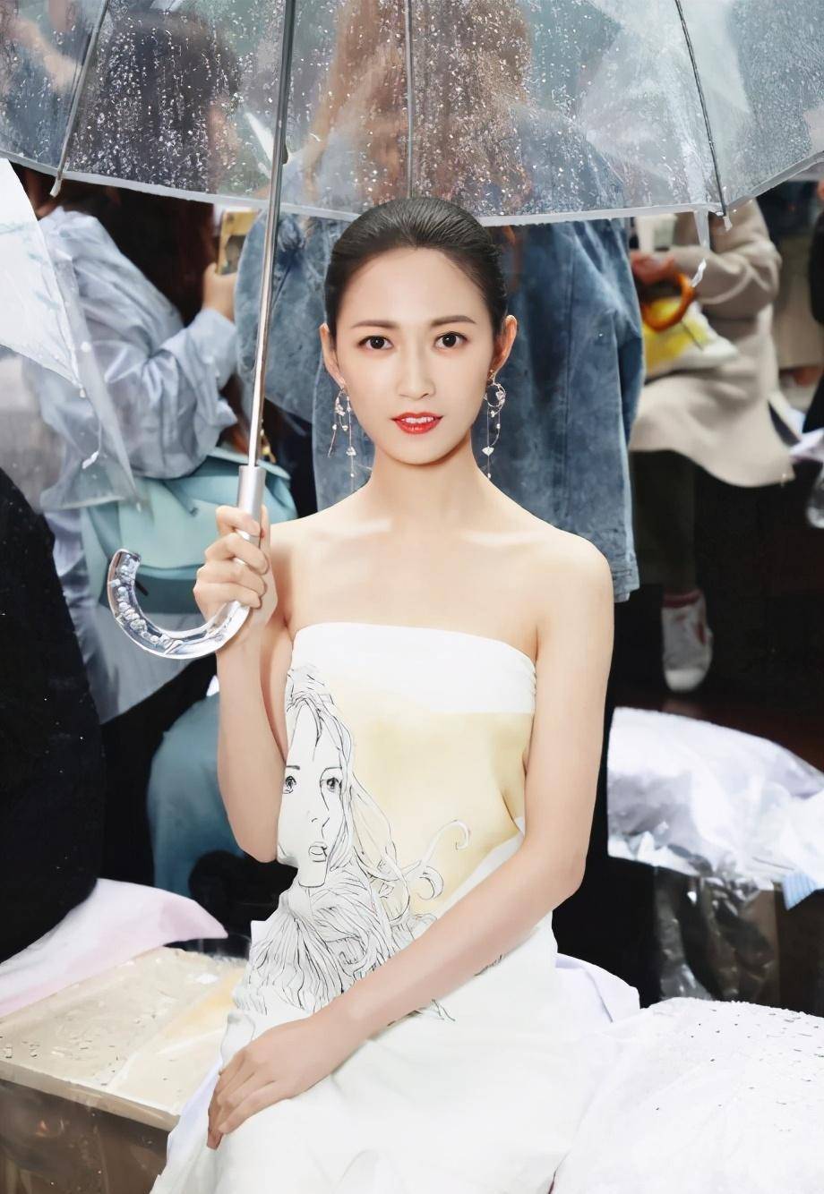 唐嫣首位签约艺人 从"横漂"到明星 陈钰琪的衣品是越来越好_风格_时尚