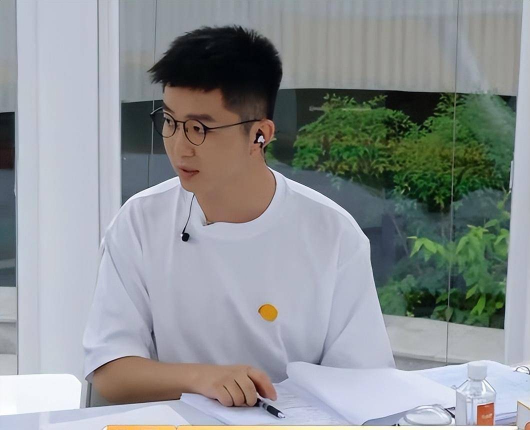 100道光芒老主持人汪涵竟于心不忍送安抚_张阳_哥哥_化妆