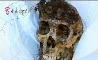 原创活了89岁盗墓贼扔出的皇帝头骨上长了36颗牙棺材歪了219年